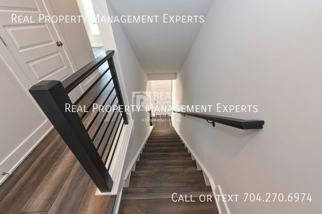 Building Photo - 2140 Terwilliger Terrace