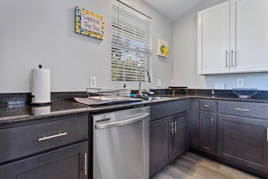 Building Photo - 6733 Mary St