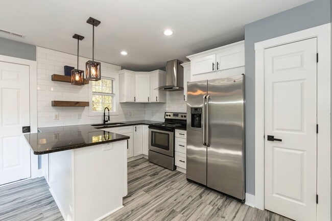 Building Photo - Three Bedroom Home!