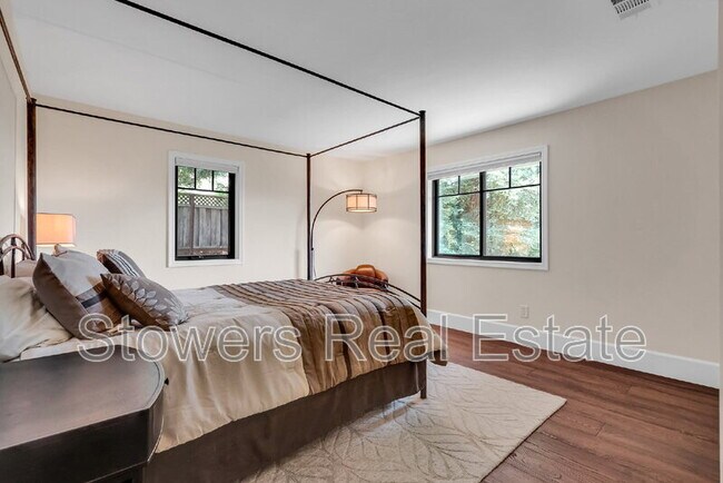 Building Photo - 325 Paraiso Dr