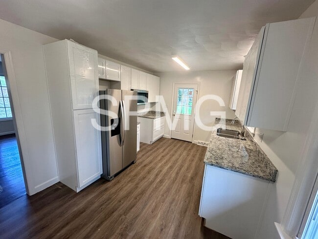 Building Photo - 612 Landfair Dr