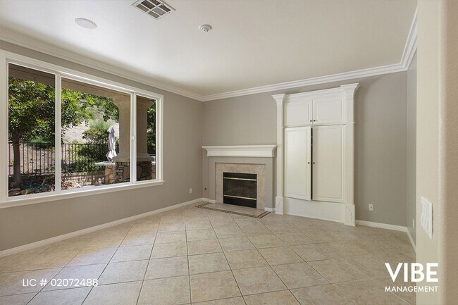 Building Photo - Spacious 3 bedroom plus office in Desirabl...