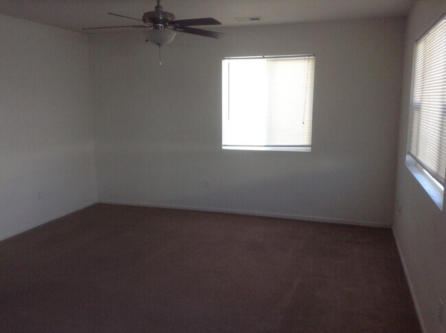 Building Photo - DOG FRIENDLY, 3 BEDROOM, 2.5 BATHROOM SOUTH PARK TOWNHOUSE