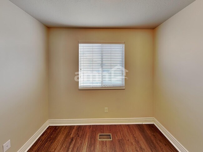 Building Photo - 1604 Shadow Dr