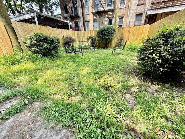 Building Photo - 206 7th St