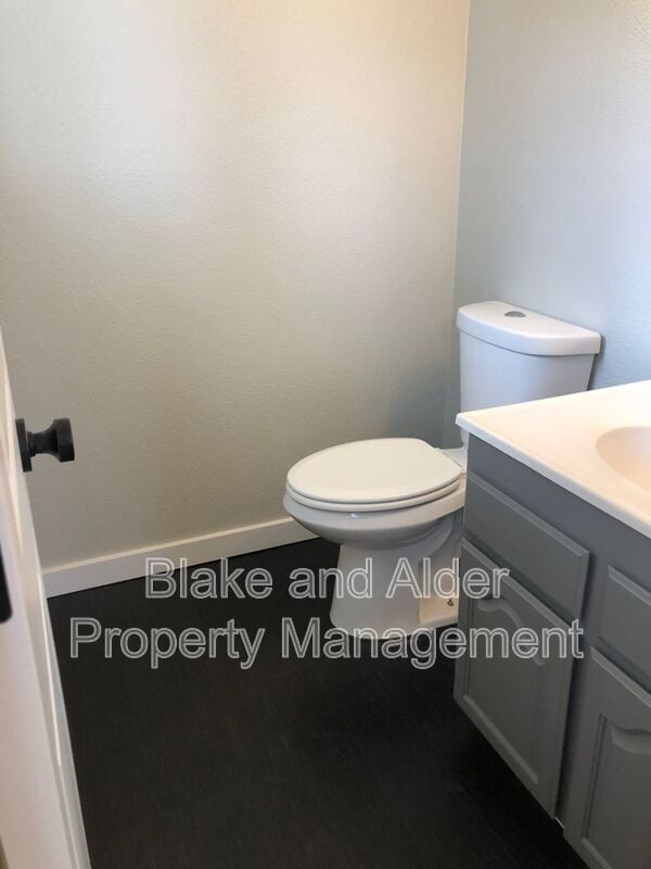 Building Photo - 2410 SE 9th Ct