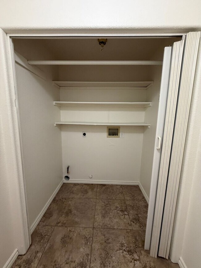 Building Photo - Centrally Located