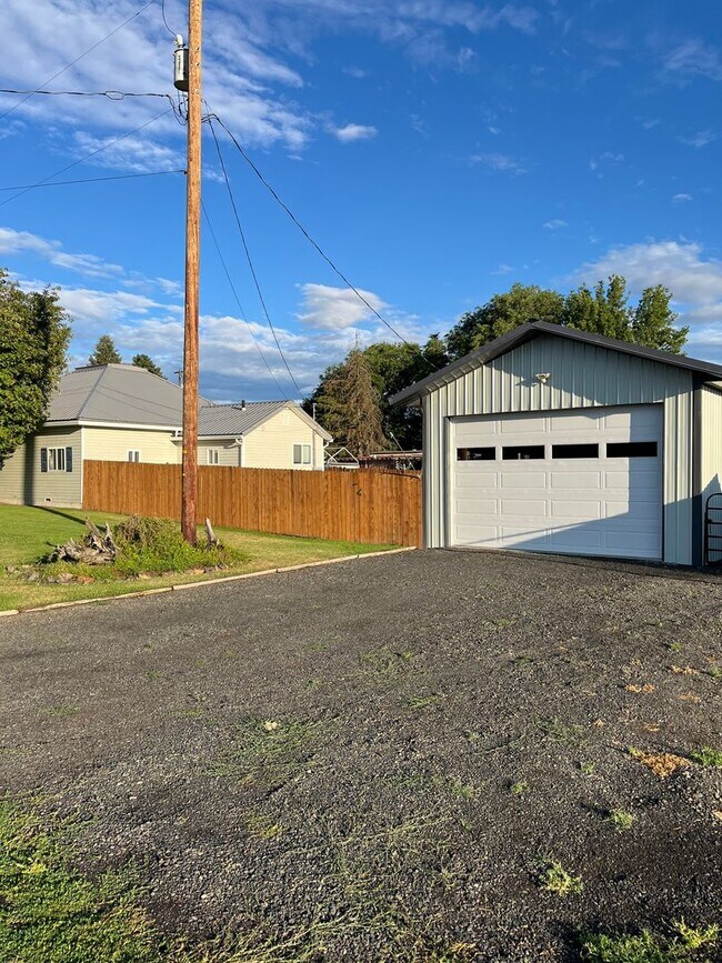 Building Photo - 3-bedroom 2 bath Corner Lot