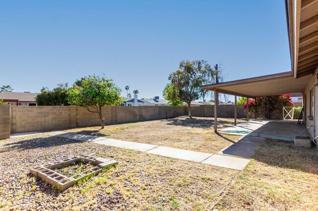 Building Photo - 2113 N Los Altos Dr