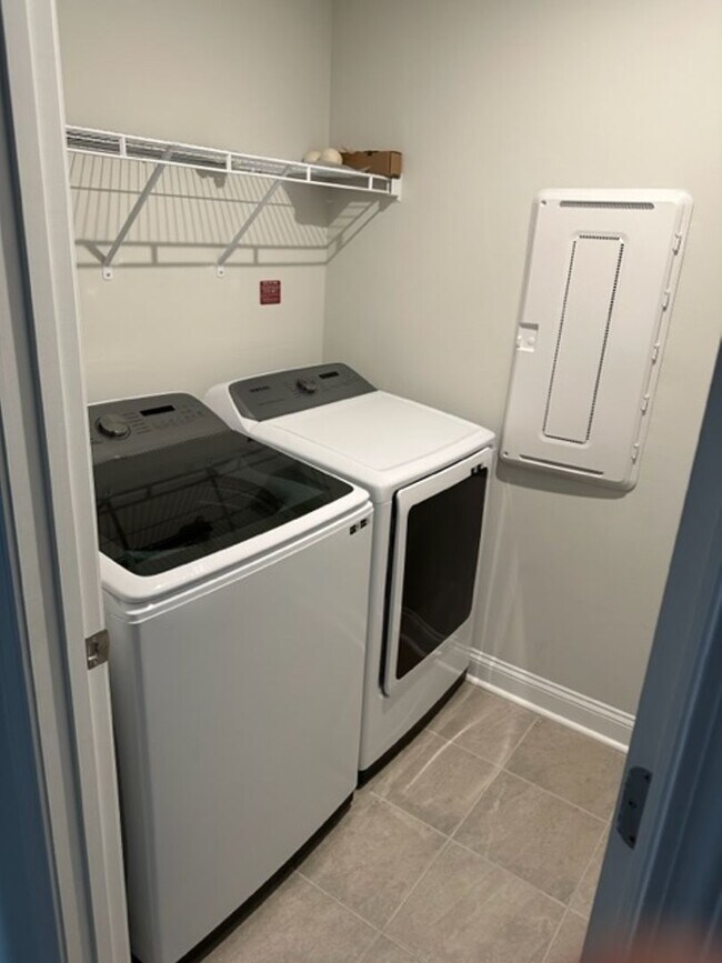 Building Photo - 5 Bedroom / 4 Bathroom House at Malind Bluff