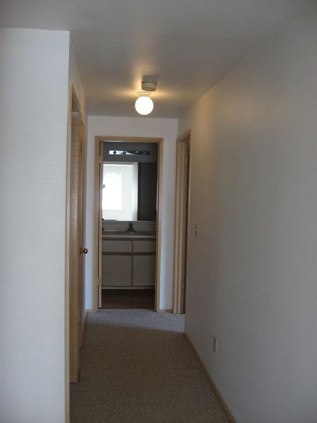 Building Photo - 970 SE Ireland St