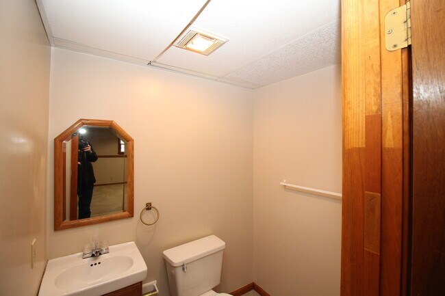 Building Photo - Huge 3 Bed 2.5 Bath home Overland Park