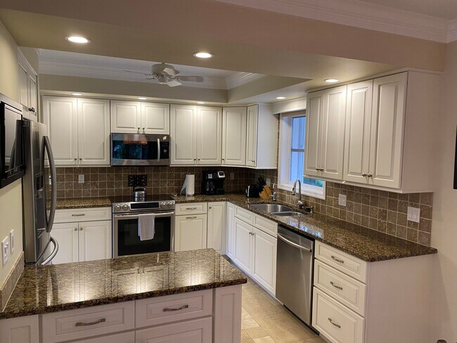 Building Photo - 535 Flamevine Ln