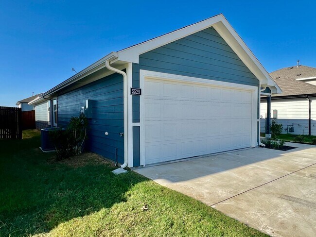 Building Photo - 5529 Rollins Dr