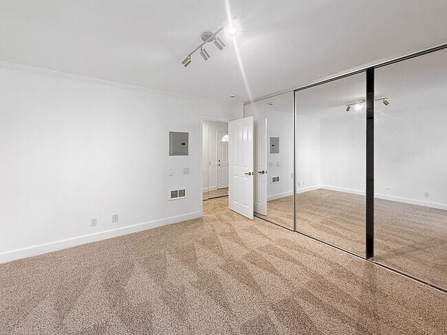 Building Photo - Beautiful 1 Bedroom/1 Bathroom Condo Locat...