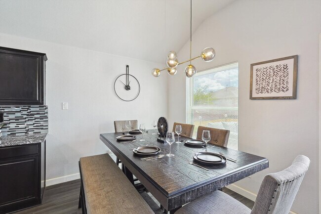 Building Photo - 521 E Robin Ct