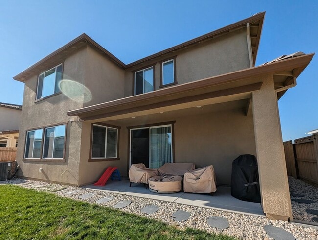 Building Photo - Beautiful and Spacious 4BR 3BA Home in Roseville