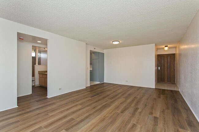 Building Photo - NEWLY RENOVATED 1 BD / 1 BA / 1 PK