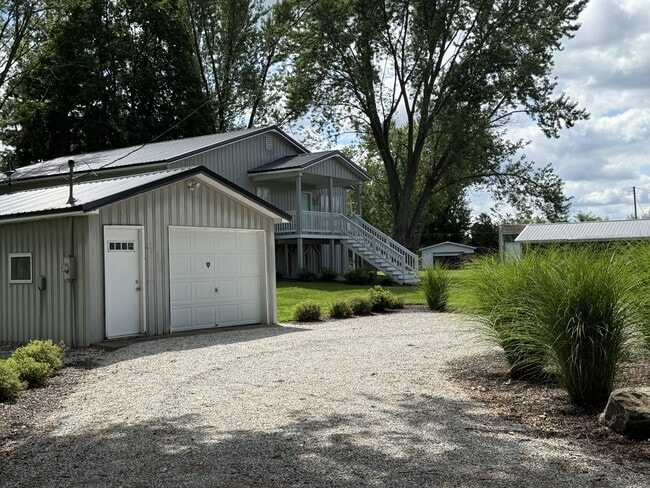 Building Photo - 8911 E Circle Dr N