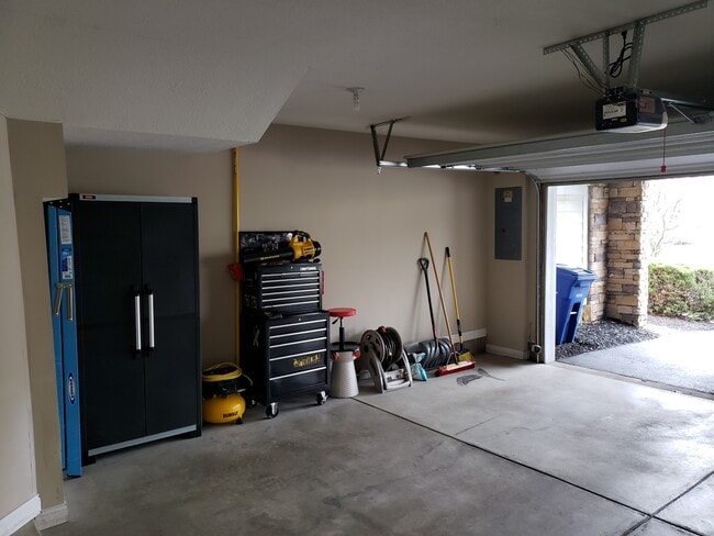 Building Photo - 1059 Bluffway Dr