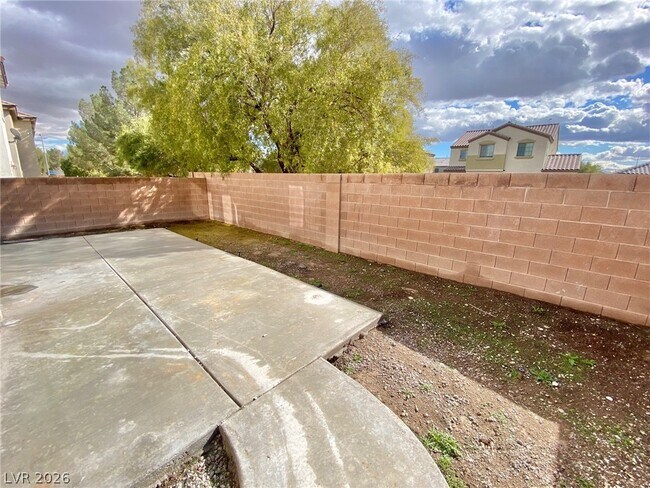 Building Photo - 1015 Maple Pines Ave