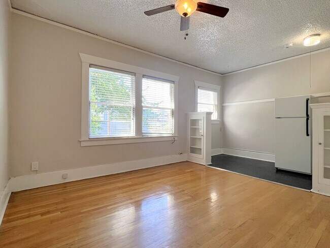 Interior Photo - 634 - Whitestone