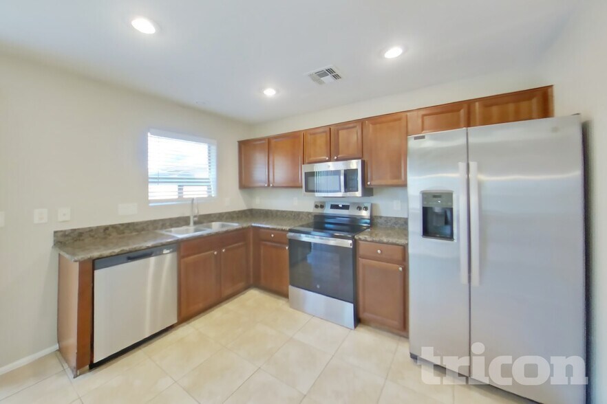 Building Photo - 42065 W Sunland Dr