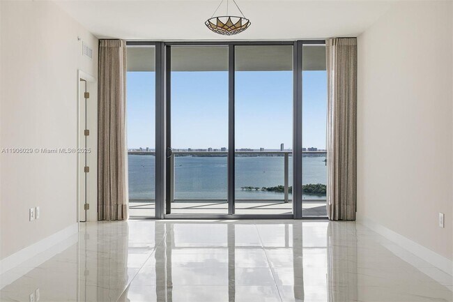 Building Photo - 700 NE 24th St