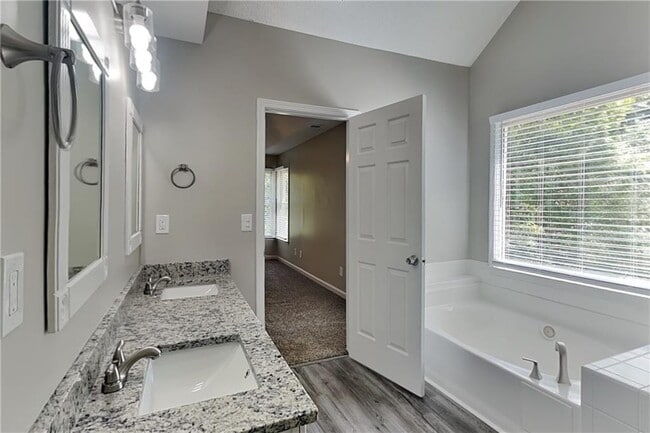 Building Photo - 32 Camden Woods Pl