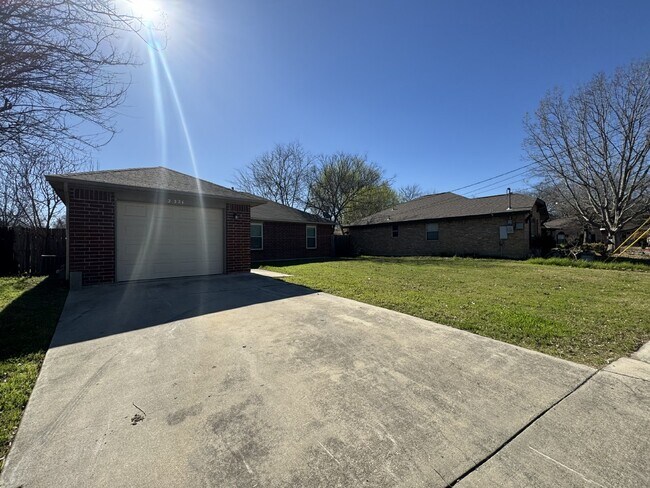 Building Photo - Charming 3-Bedroom 2- Bath home in New Bra...