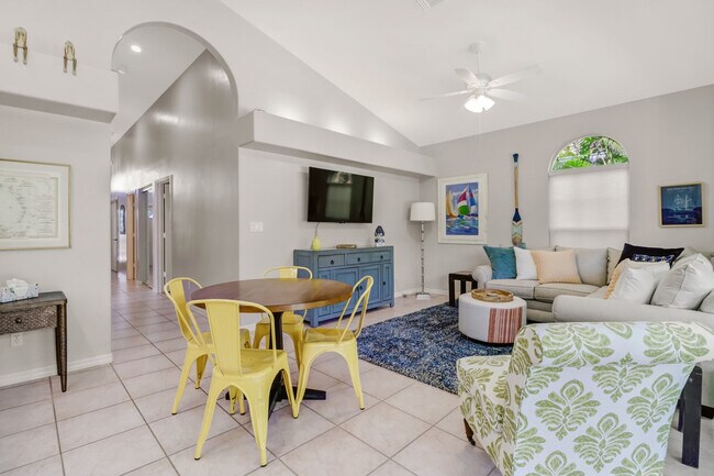 Building Photo - 619 98th Ave N