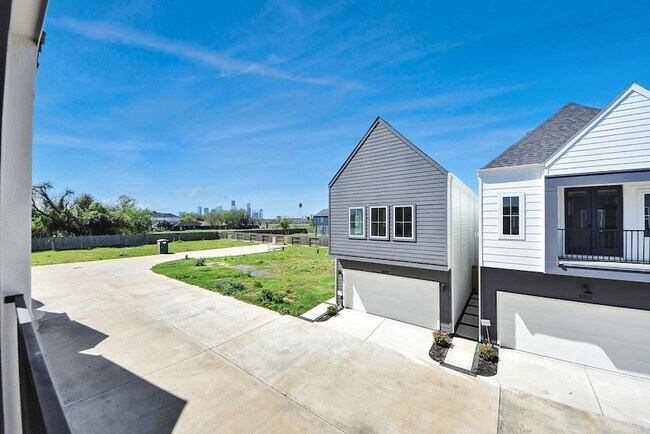 Building Photo - 3010 Jensen Dr