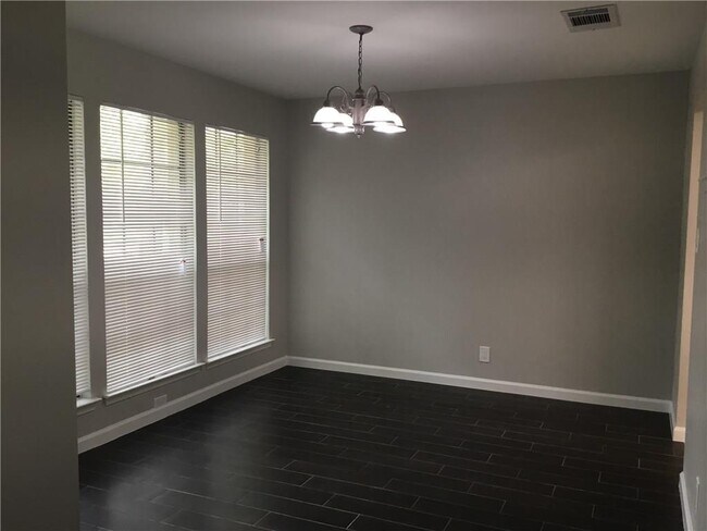 Building Photo - 307 Ridgewood Dr