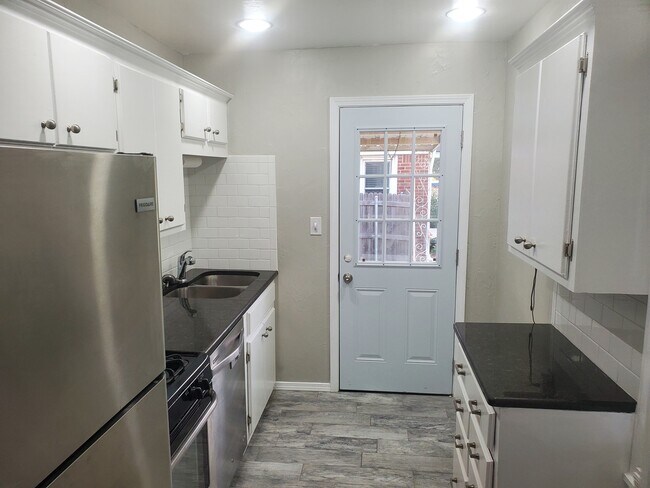 Building Photo - 414 E 6th St