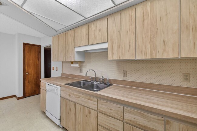 Building Photo - Spacious 2/2 in Leesburg Near Treadway Elementary – Bonus Room