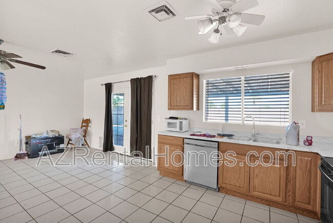 Building Photo - 2210 W Hermosa Dr