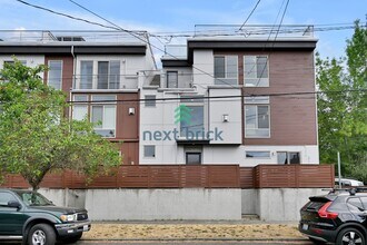 Building Photo - Sleek and Spacious Townhome with Gourmet K...