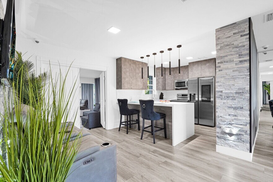 Building Photo - 1420 S 24th Ter