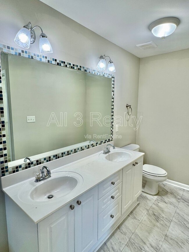 Building Photo - 436 Park Lake Dr