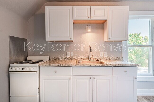 Building Photo - 929 5th St