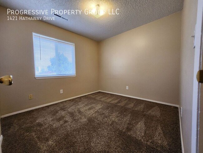 Building Photo - 1421 Hathaway Dr