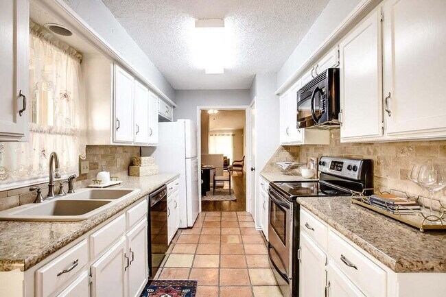 Building Photo - Charming Townhome on a Quiet Cul-de-Sac