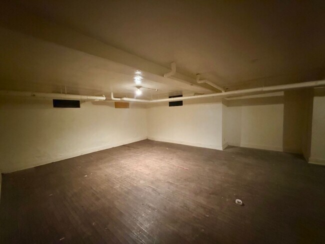 Building Photo - Massive 4 Bedroom, 2 Bath Brick Home