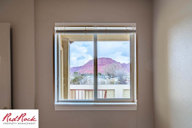 Building Photo - Dog Friendly! Great 2 Bedroom, 2 Bathroom ...