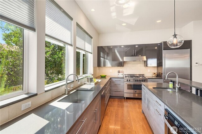 Building Photo - 3bd/2.5ba Seattle Home