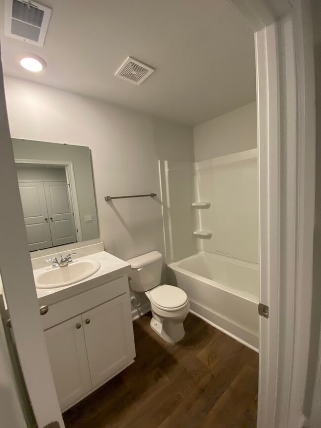 Building Photo - 3 bed 2.5 bath!