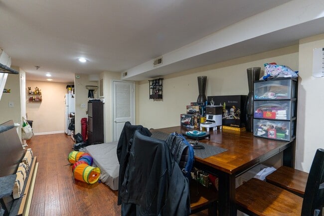 Building Photo - Beautiful 2 bedroom Bi level unit