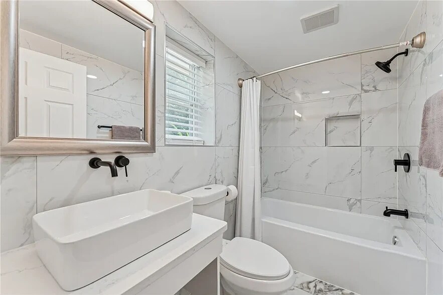 Building Photo - 3125 Ewart Dr