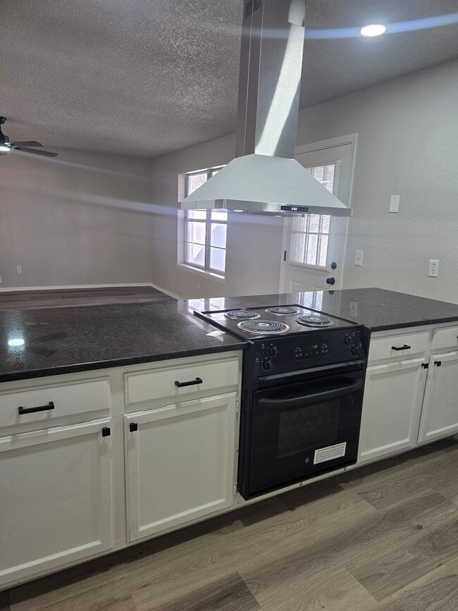 Building Photo - Newly Remodeled