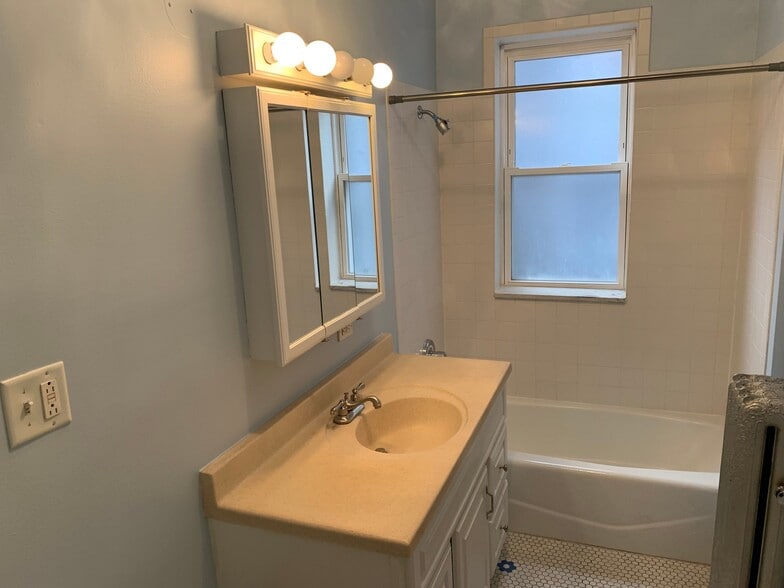 Building Photo - 1468 W Winnemac Ave